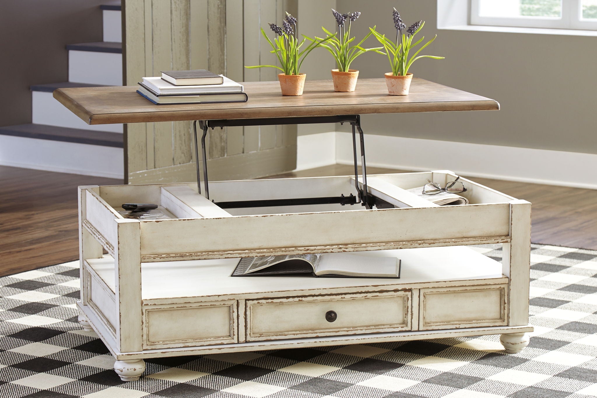 Realyn - Lift Top Cocktail Table