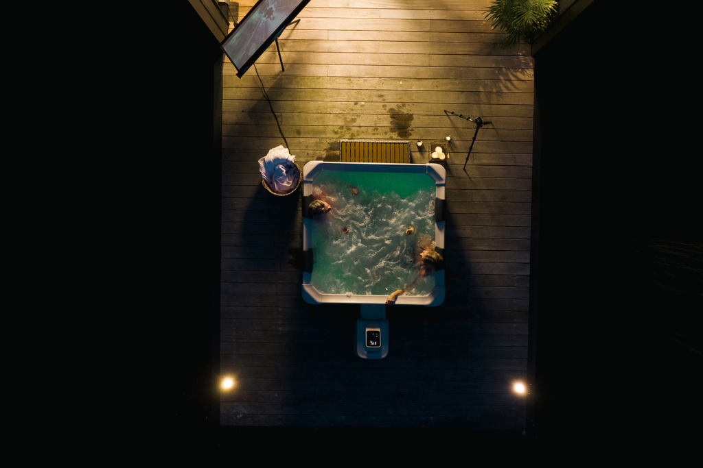Lighted, Rigid Hot Tub & Spa 6 Person