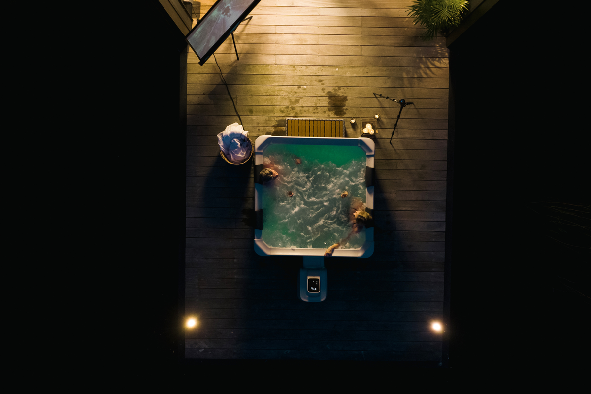 Lighted, Rigid Hot Tub & Spa 6 Person