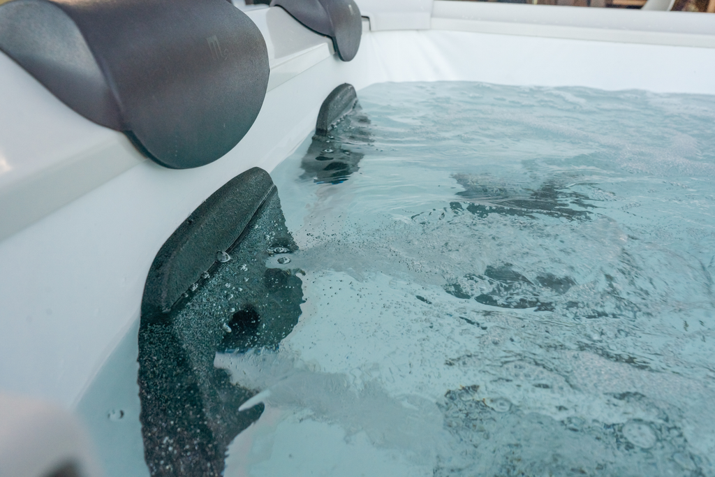 Lighted, Rigid Hot Tub & Spa 6 Person