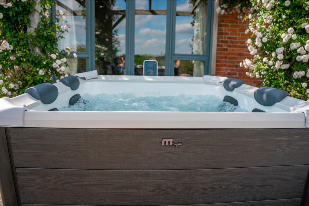 Lighted, Rigid Hot Tub & Spa 6 Person