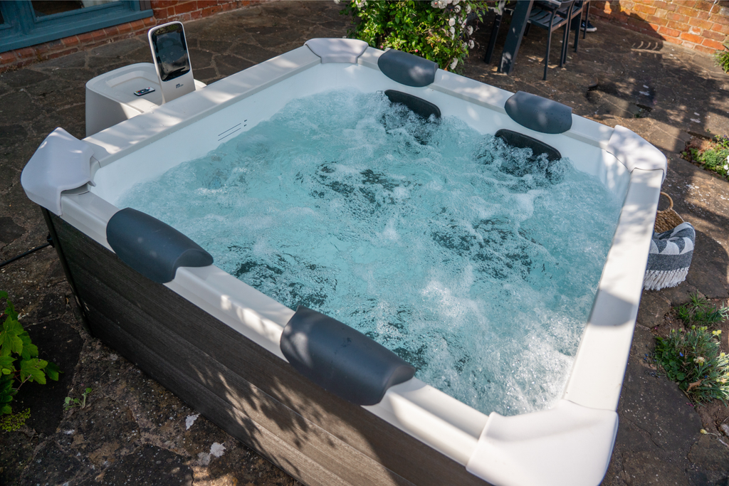 Lighted, Rigid Hot Tub & Spa 6 Person