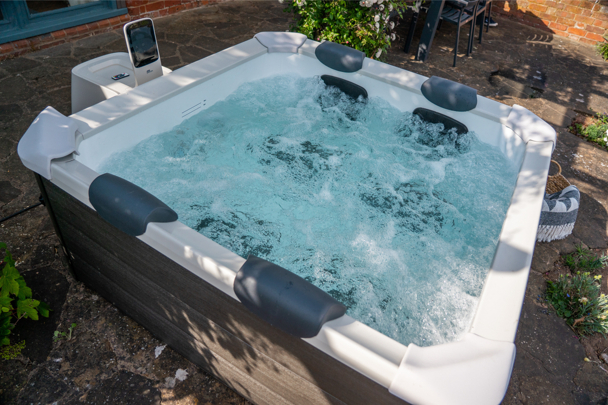 Lighted, Rigid Hot Tub & Spa 6 Person