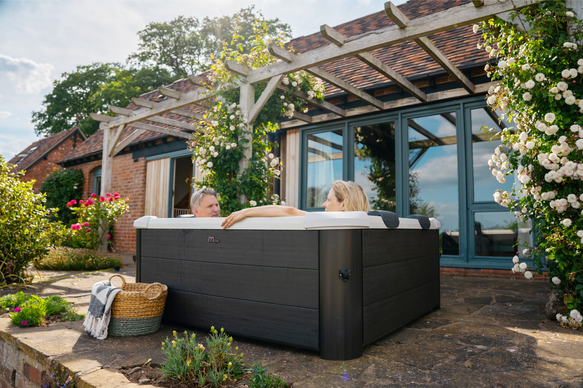 Lighted, Rigid Hot Tub & Spa 6 Person