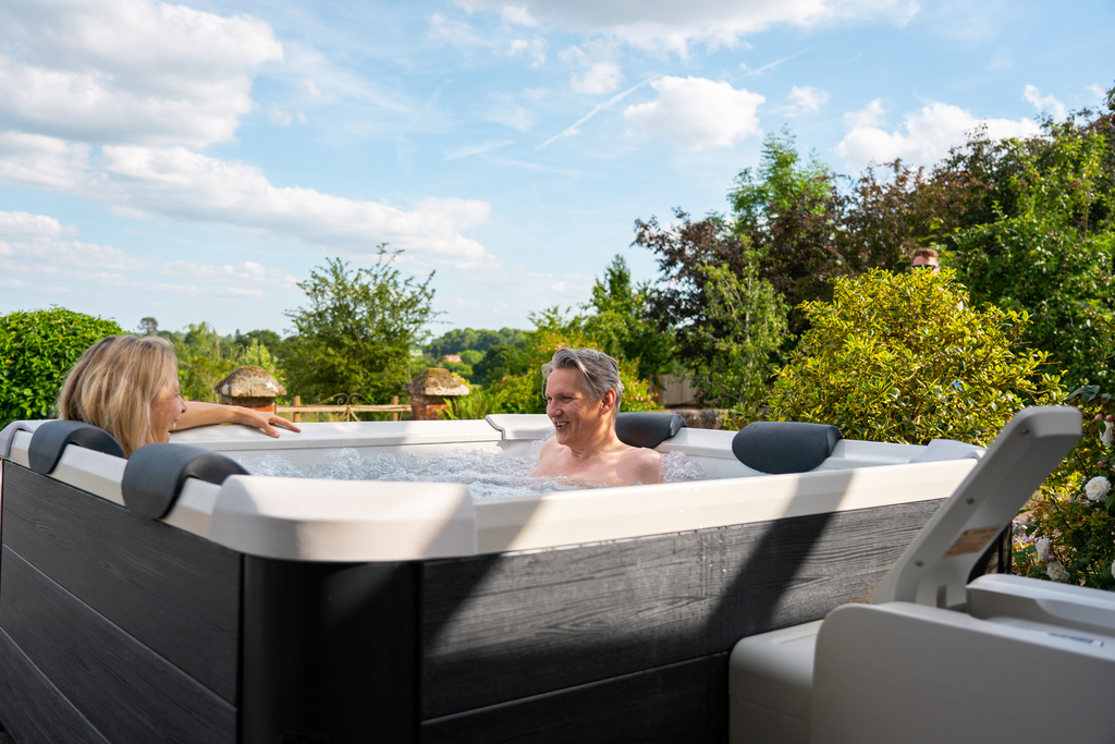 Lighted, Rigid Hot Tub & Spa 6 Person