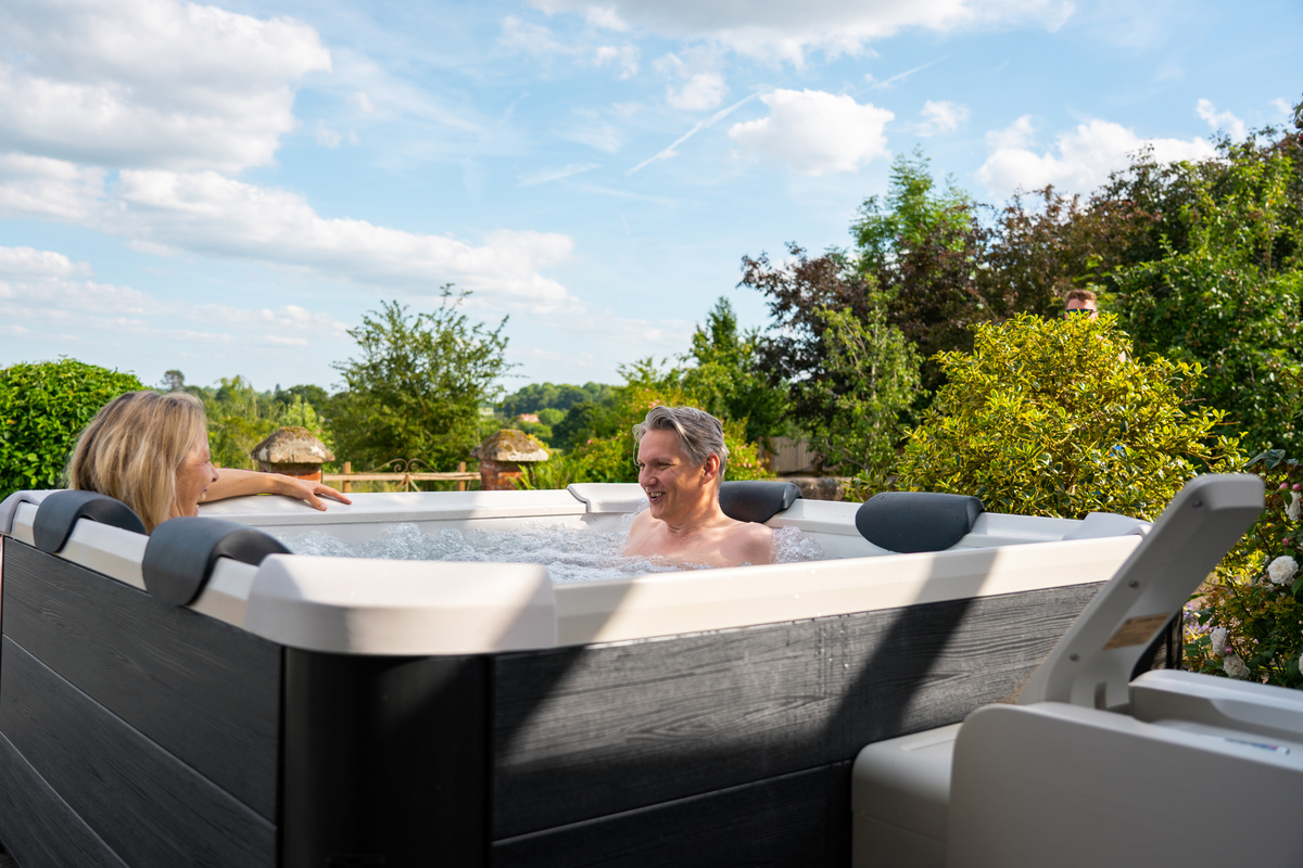 Lighted, Rigid Hot Tub & Spa 6 Person