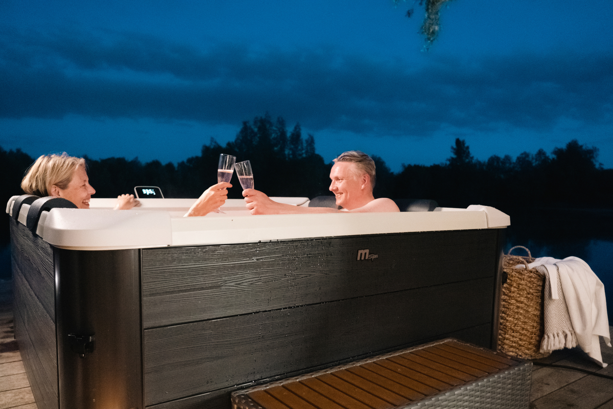 Lighted, Rigid Hot Tub & Spa 6 Person